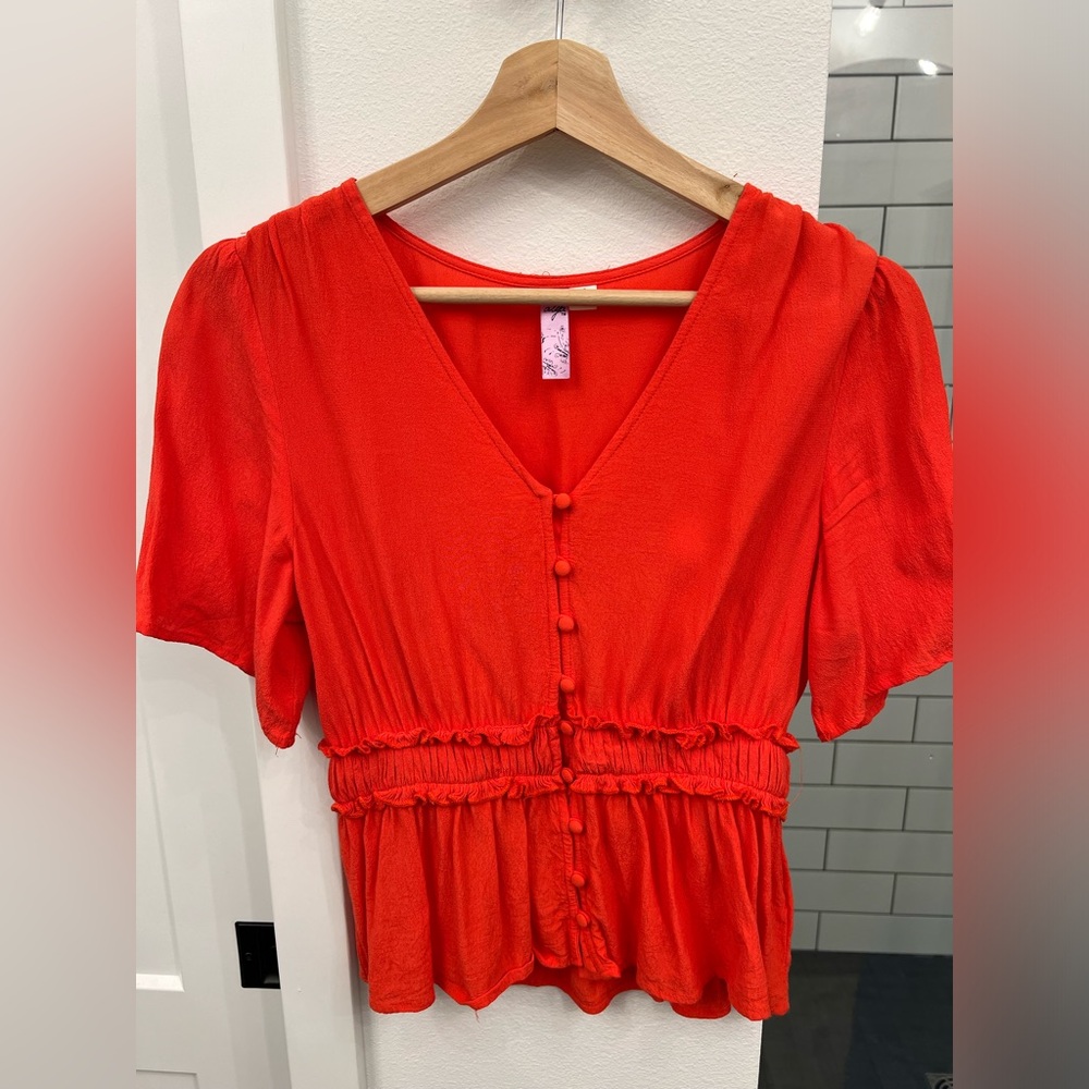 Cute little orange top!
